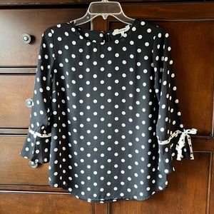 Pretty blouse with three-quarter length sleeves. Size Small